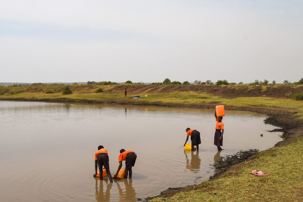 Students of Japiemonen fetching water from a pond